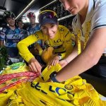 Kim Le Court-Pienaar toujours en jaune, en train décrire l’histoire…